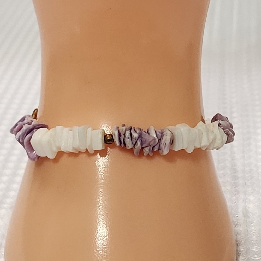 Purple White Shell Chip Bead Bracelet Brass Tone Spring Clasp Boho Beach Jewelry
